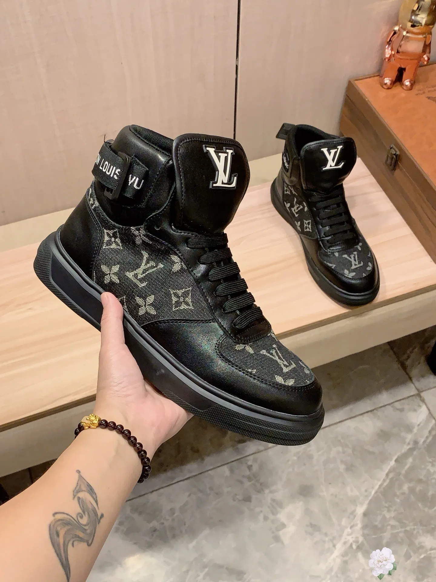 High-top men's shoes 💰442💰💰🎩🎩[Lightning][Lightning] "LV*" latest • popular casual shoes, top brand [seduce] luxury~purchase, top~quality. [Strong] The upper is made of imported breathable cowhide with fabric material ➕ Breathable sheepskin feet (•) and fine workmanship. The original stylish and stylish soft rubber wear-resistant and non-slip outsole is light and comfortable on the feet. The real thing looks better when taken in real life. 111: code: 38-44, 2️⃣ colors selected